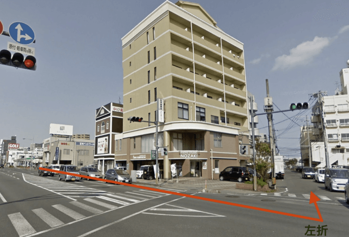 「ひまわり荘」の手前の角（NOZAKI写真館）を左折