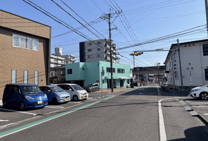 左手の緑の建物が、Bit Throughです。