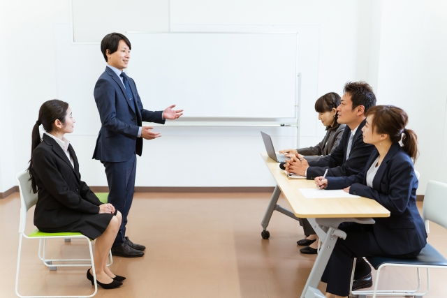 面接を受けている人